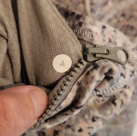 Lululemon Forme Jacket *Cuffins (with cuffs) Petite Fleur Silver Spoon - Size 4 - Picture 15 of 15